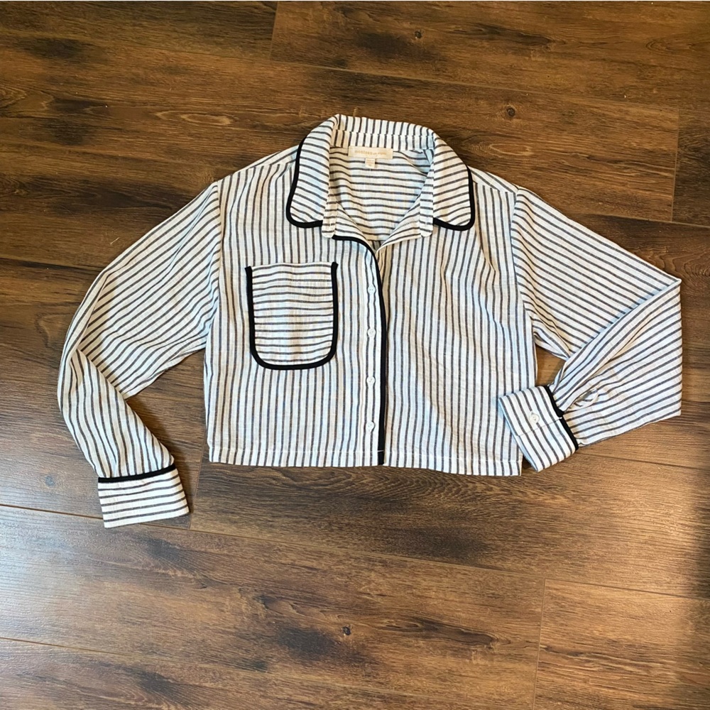 cropped blouse black and white stripe size medium long sleeve button up